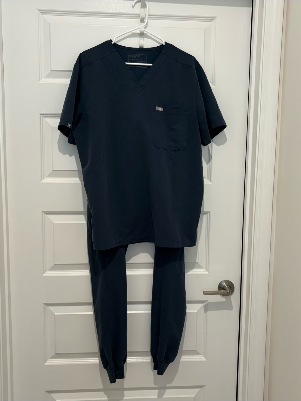 FIGS Men's Short Sleeve V-Neck Scrub Top in Navy Set